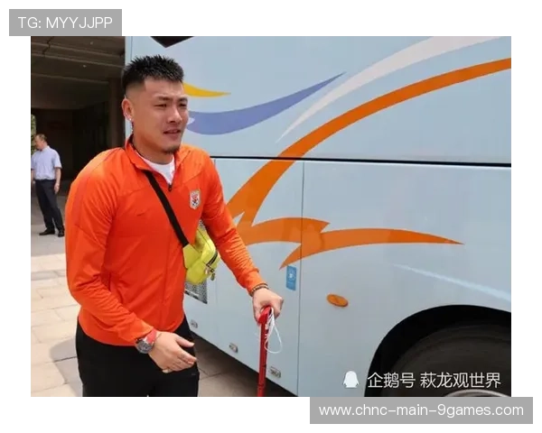 中超教练在板凳席使用战术耳机协同指挥